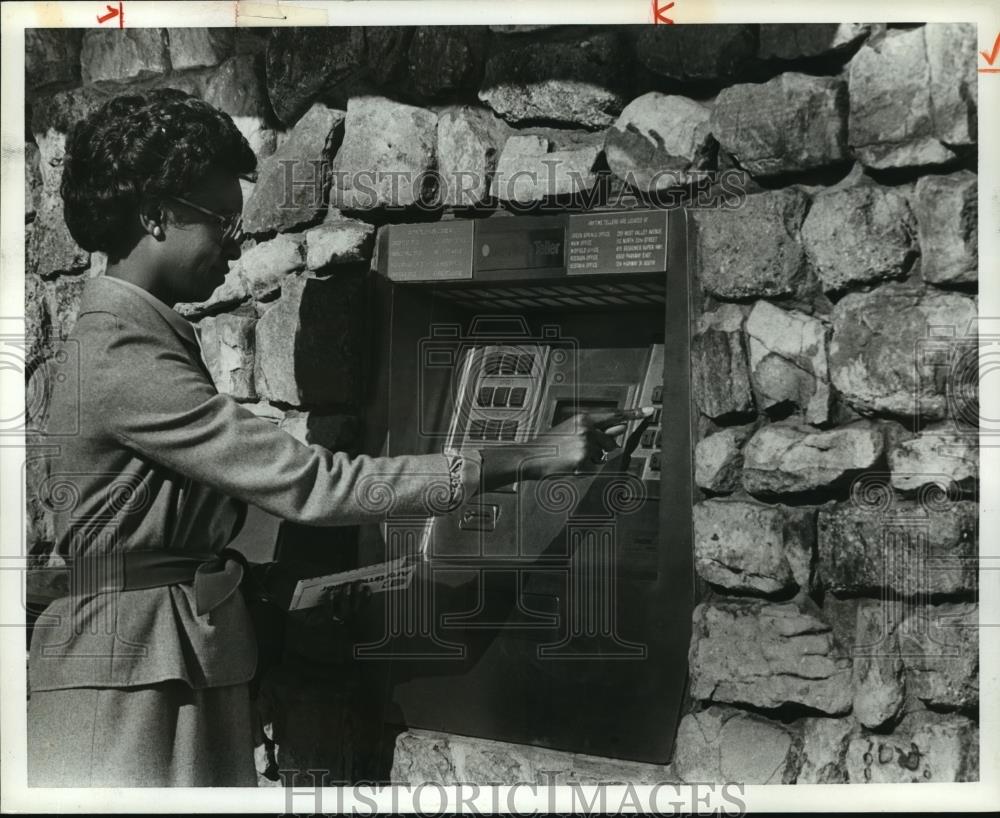 1980 Press Photo woman using automated Teller machine, Eastwood Mall, Alabama - Historic Images