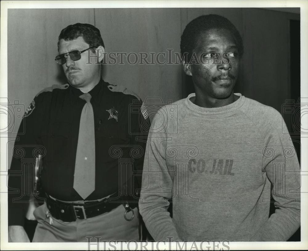 1981 Press Photo Bailiff Chris Galbaugh and Charles Bennett, Crime - abna20736 - Historic Images