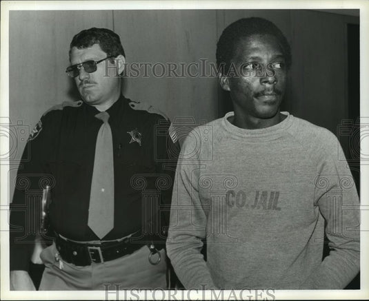 1981 Press Photo Bailiff Chris Galbaugh and Charles Bennett, Crime - abna20736 - Historic Images