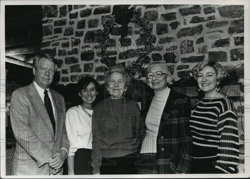 1990 Press Photo Senator Jim Bennett with Beth Hughes and Other at Party - Historic Images