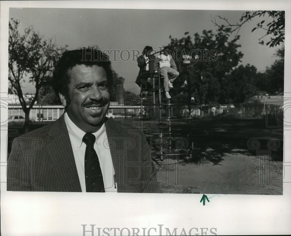 1988 Press Photo Ronald Bell, Principal, Valley Elementary in School Playground - Historic Images