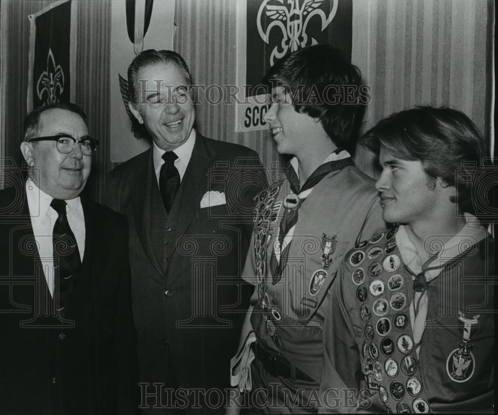 1977 Press Photo Scout executives congratulate youths on achieving Eagle rank - Historic Images