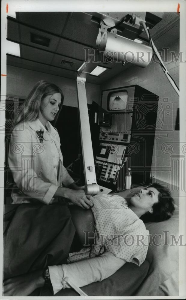 1978 Press Photo Patty Wilson with patient Elizabeth in University Hospital - Historic Images