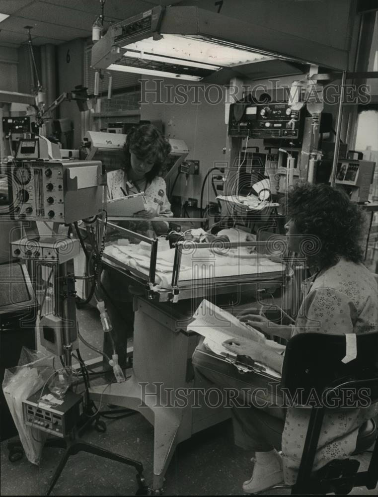 1984 Press Photo Ginny Campbell and Laura Holcomb, Birmingham, Alabama Hospital - Historic Images