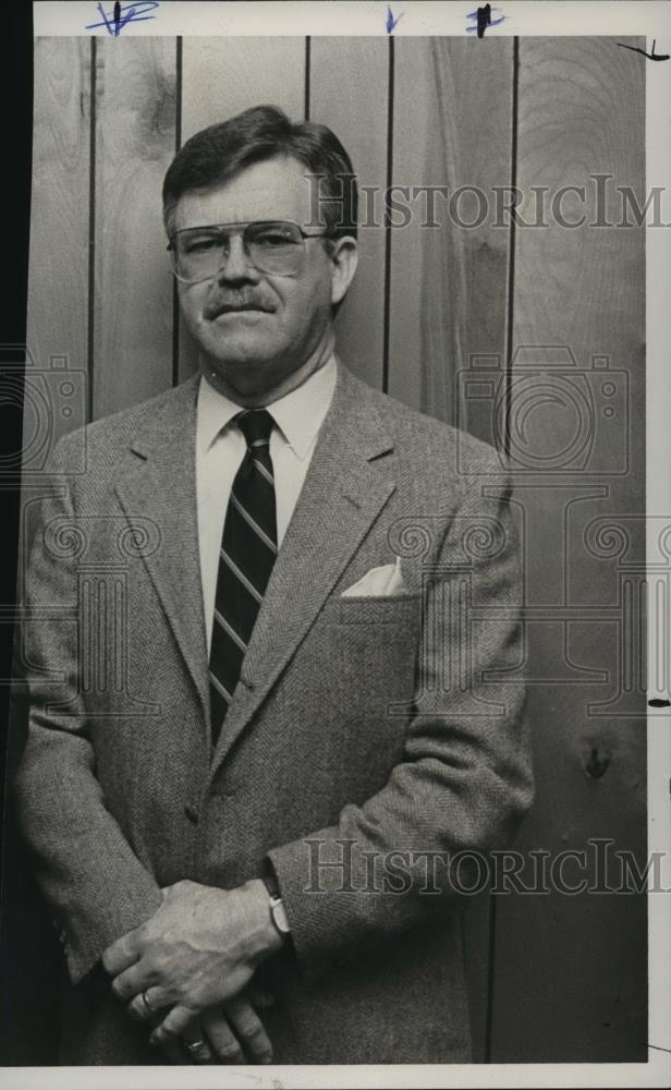 1986 Press Photo Dr. Rufus Webster, Assistant Superintendent of Education - Historic Images