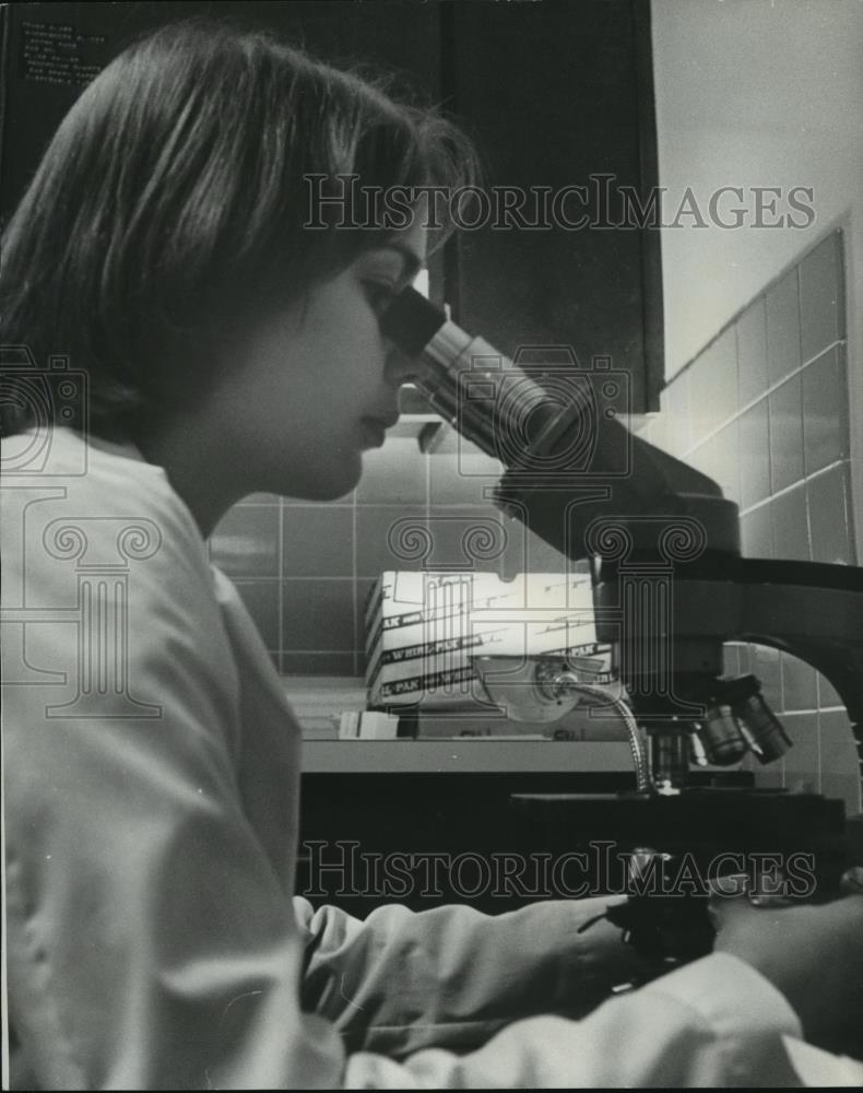 1977 Press Photo Dr. Bobette Doepker Examines Specimen at Hospital, Alabama - Historic Images