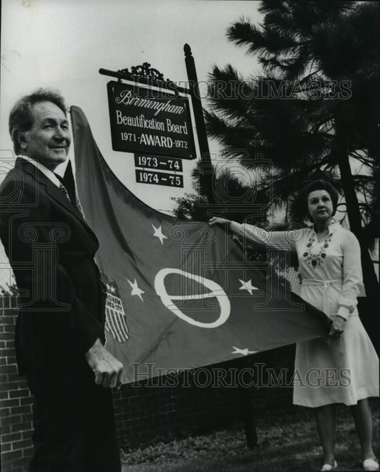 1976 Press Photo Ernest Bryan & Edith DeLorme at Birmingham Beautification Board - Historic Images
