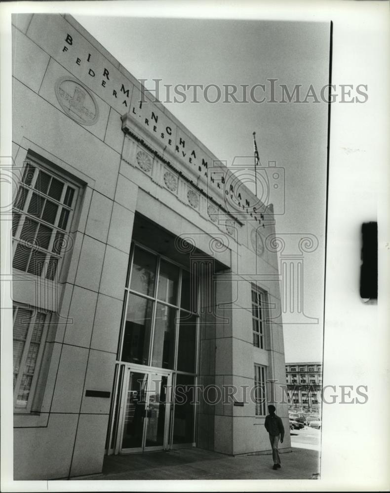 1980 Press Photo Man walks by the Birmingham Branch Federal Reserve Bank - Historic Images