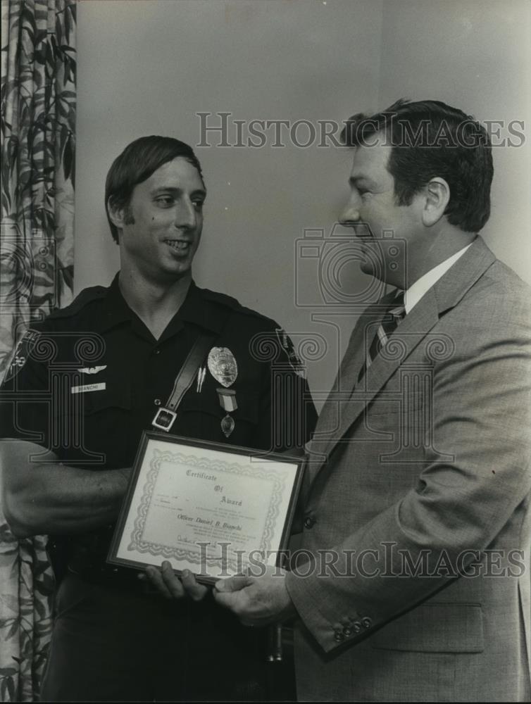 1982 Press Photo Officer Danny Bianchi, receives Medal of Valor, Birmingham - Historic Images