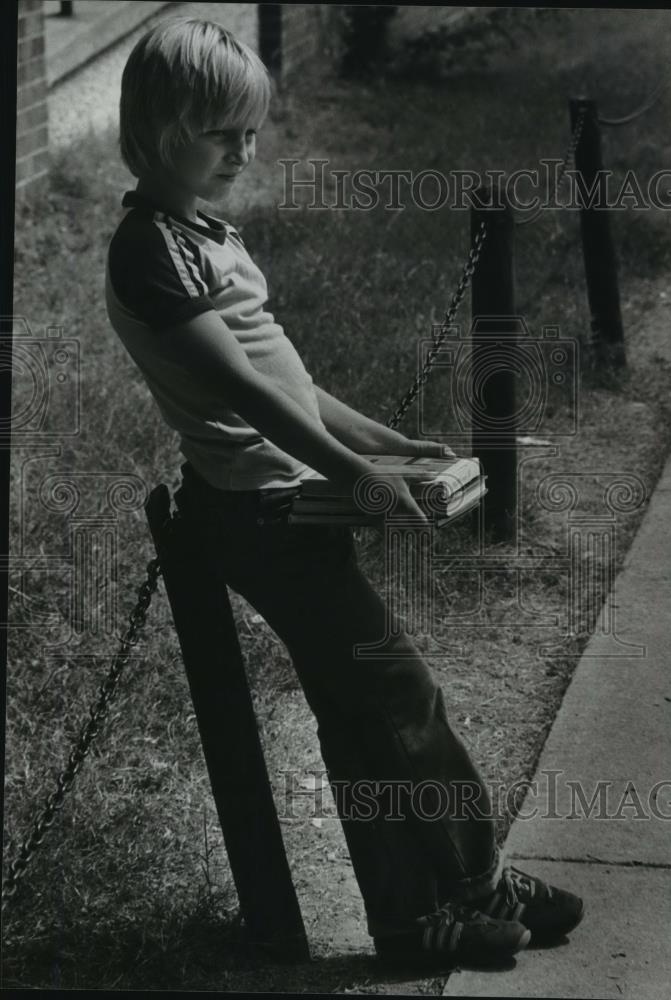 1980 Press Photo Big Brother member Lynn Barllett waits for a volunteer - Historic Images