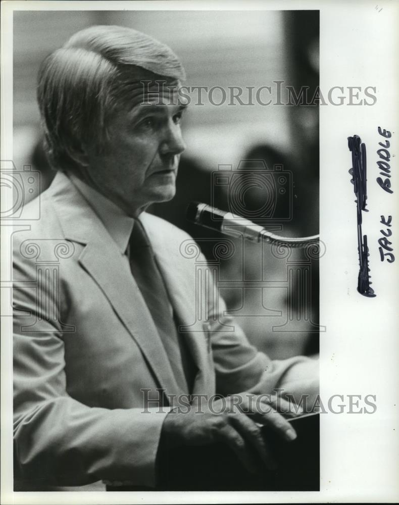 1981 Press Photo Politician Jack Biddle answers questions during a conference - Historic Images