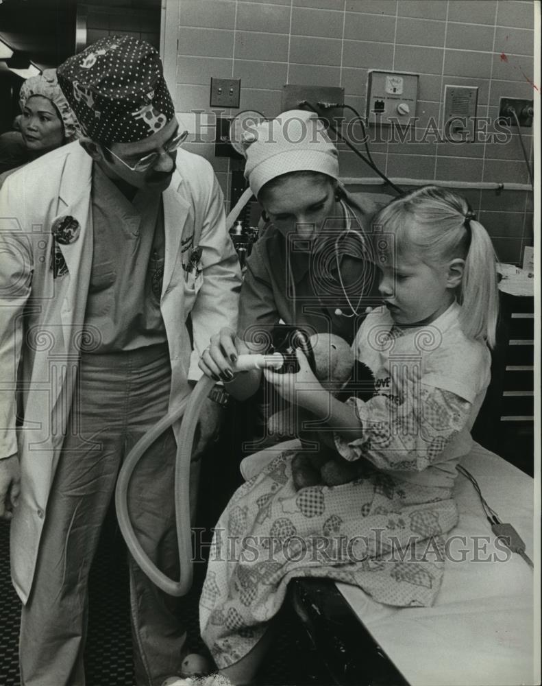 1979 Press Photo Nicole with Dr. Gutierrez &amp; Dr. Courtney in Birmingham Hospital - Historic Images
