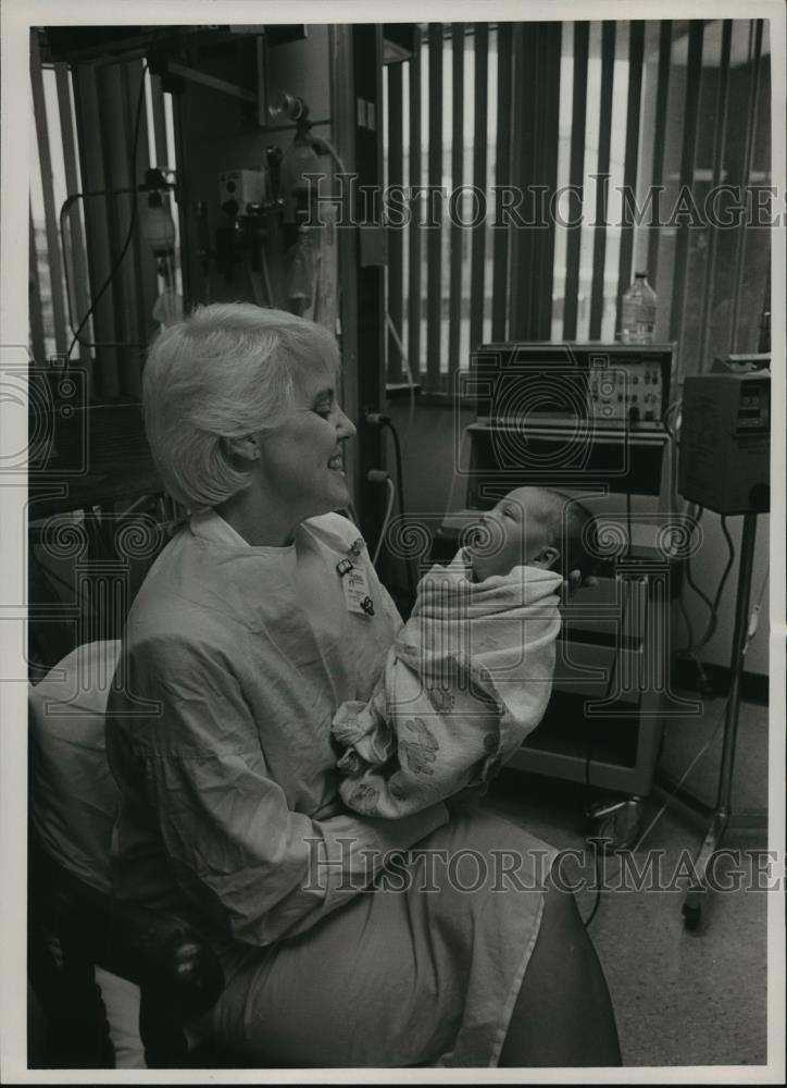 1988 Press Photo Anne Thompson holds Amanda Myers in Birmingham Hospital - Historic Images
