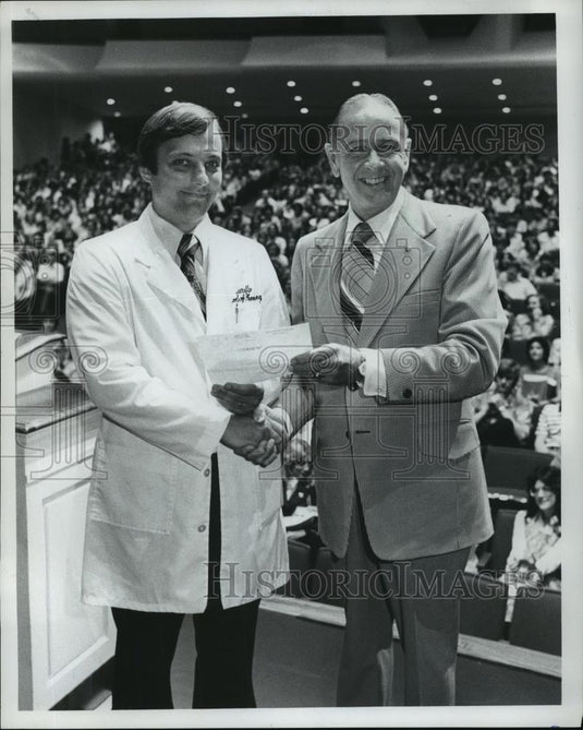 1976 Press Photo Samford University's Dr. Timothy Burelle gets award in Alabama - Historic Images
