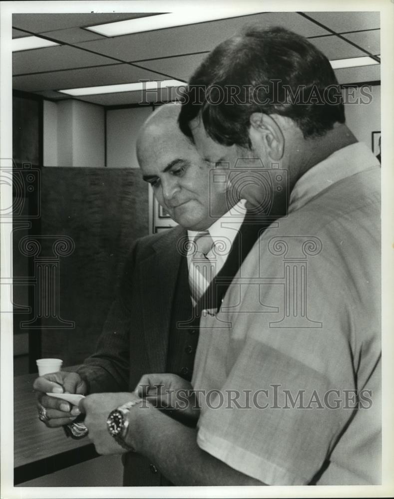 Press Photo Buford Burgess, Morgan County Sheriff, with unknown person - Historic Images