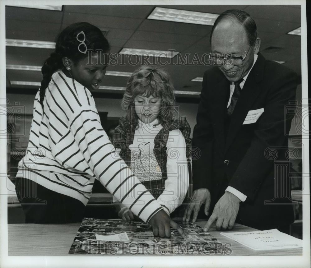 1988 Press Photo Japanese Education Team Leader with Bessemer, Alabama Students - Historic Images