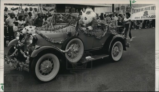 1985 Press Photo Christmas Parade-Santa Rides in Car, Bessemer, Alabama - Historic Images