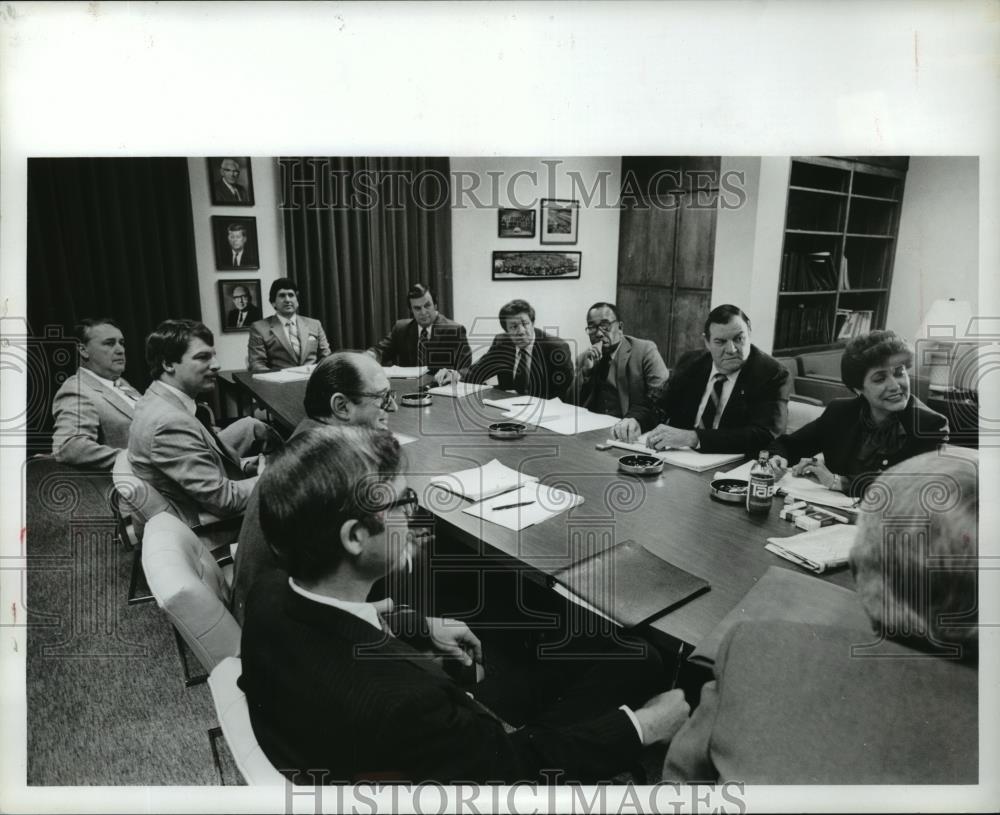 1982 Press Photo Pullman Standard Rail Car Plant Officials talk at Meeting - Historic Images