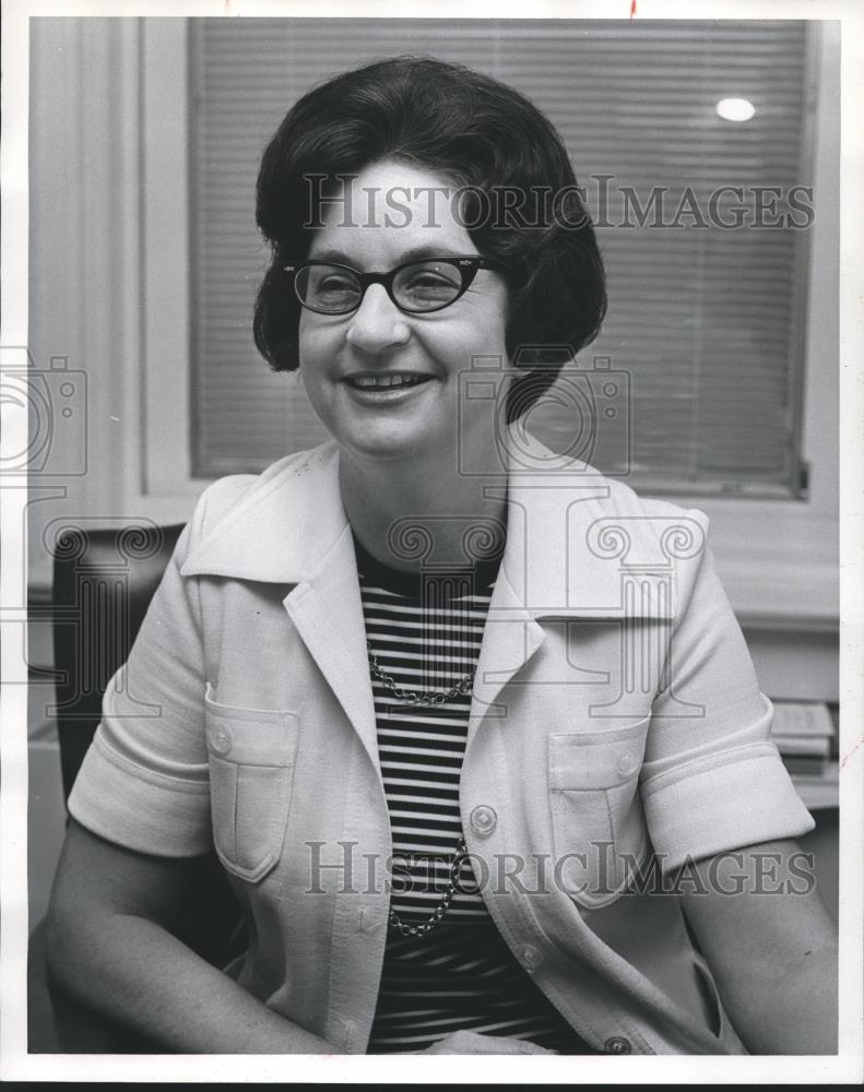 1977 Press Photo Mrs. Barbara Bonfield, social worker, Child Welfare Division - Historic Images