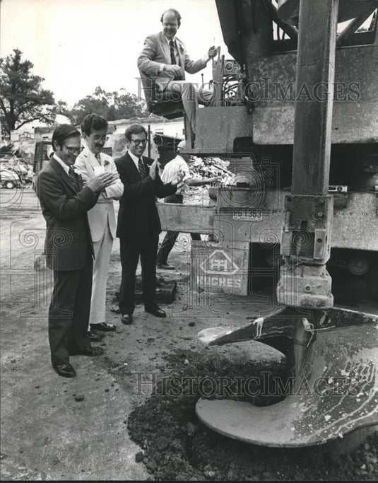 1982 Press Photo George Stewart, Library Director, Others at Library Groundbreak - Historic Images