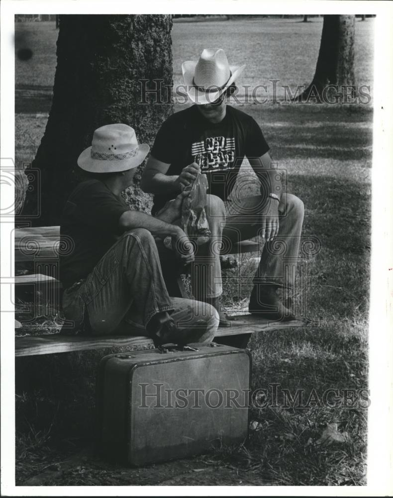 1980 Press Photo Birmingham officers Borrell and Gilbert in Woodrow Wilson Park - Historic Images