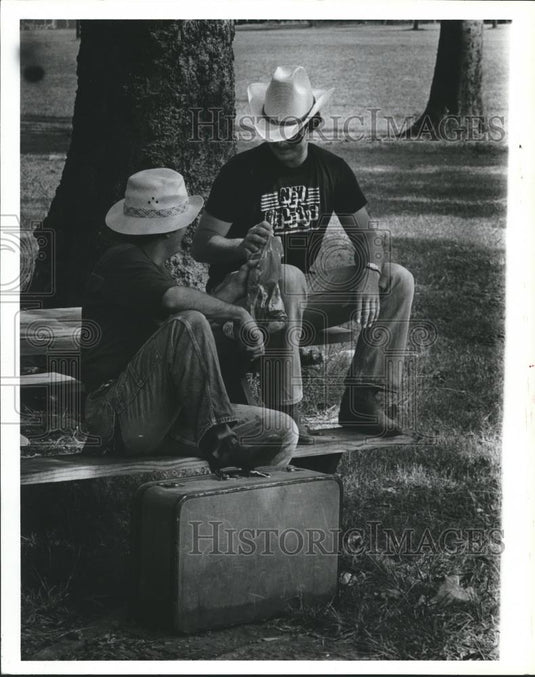 1980 Press Photo Birmingham officers Borrell and Gilbert in Woodrow Wilson Park - Historic Images