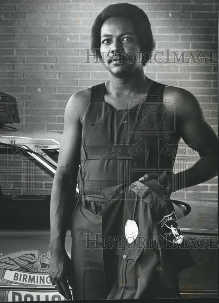 1981 Press Photo Birmingham police officer C. E. Hill wears vest - abna22011 - Historic Images