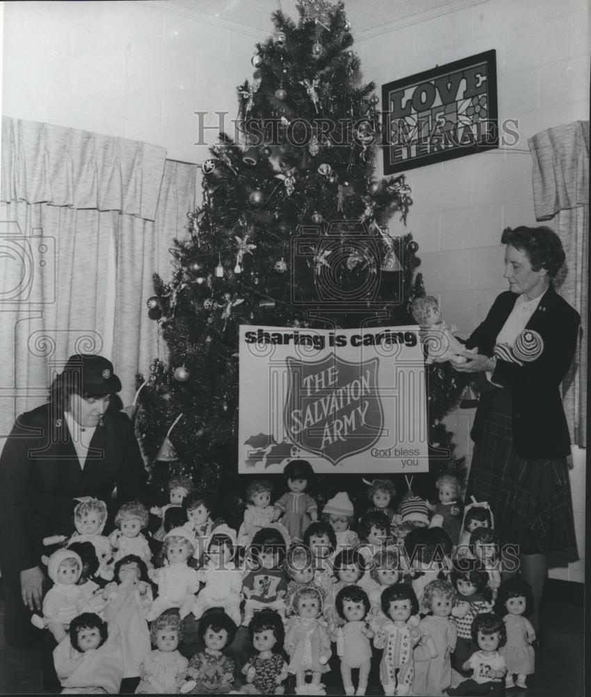 1980 Press Photo Altrusa Club donated dolls to Salvation Army in Huntsville - Historic Images