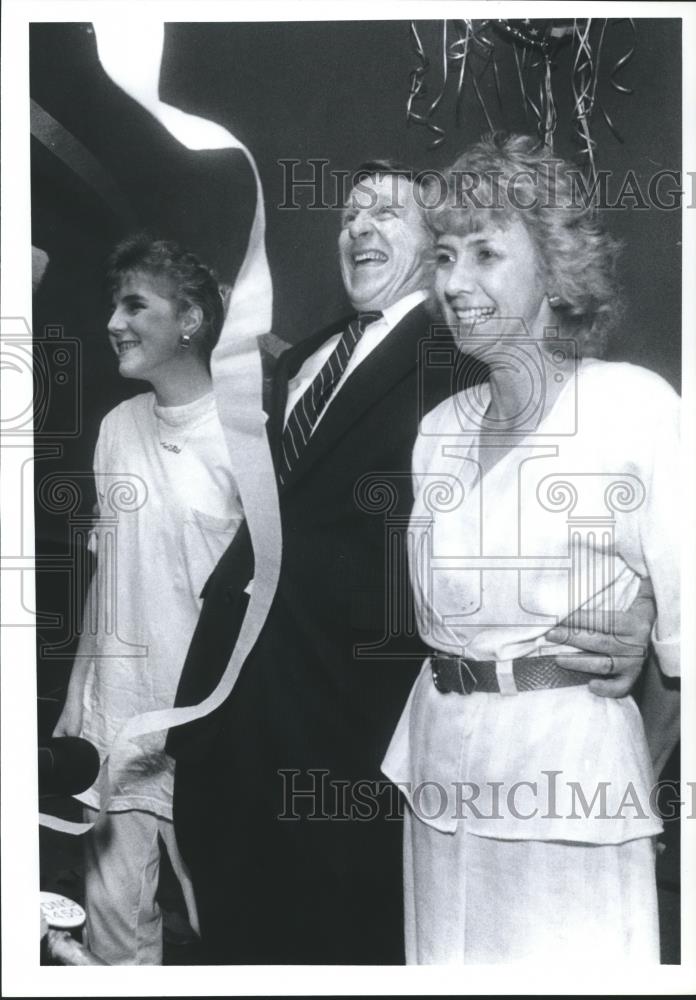 1989 Press Photo Glen Browder Dodges Streamer with wife, Becky, and daughter - Historic Images