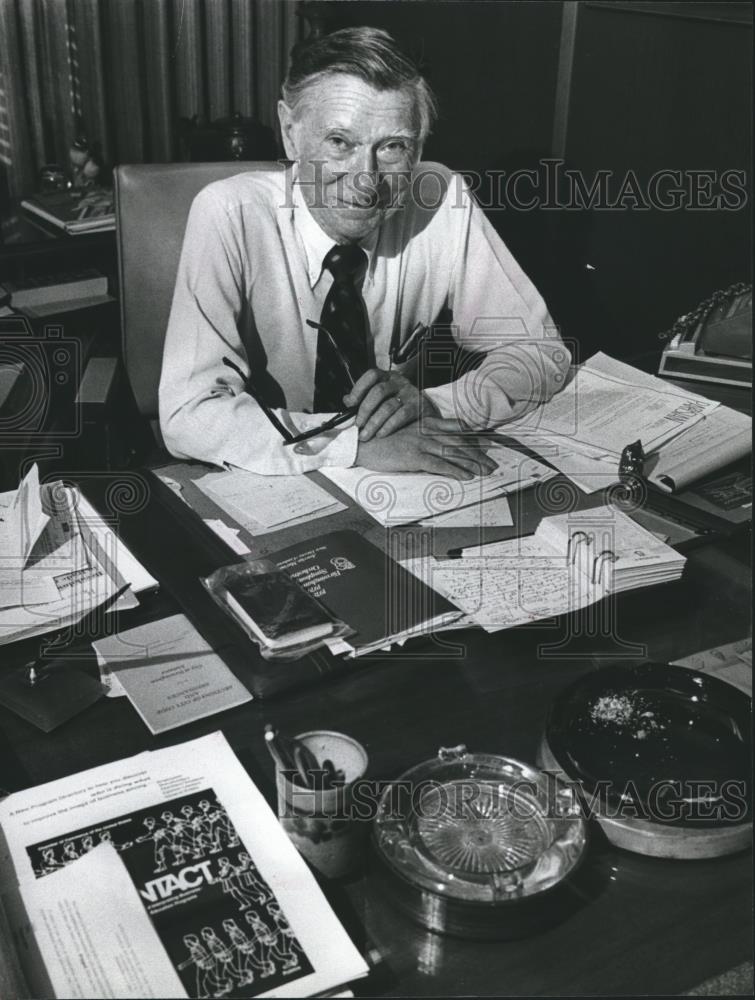 1978 Press Photo Birmingham News editor John W. Bloomer at desk - abna22251 - Historic Images