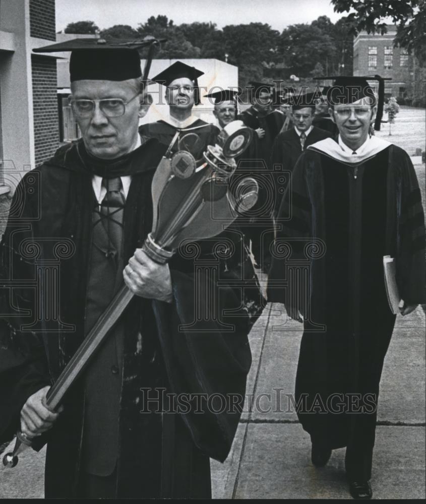 1976 Press Photo Dr. Neal Berte carries Presidential Mace in procession, Alabama - Historic Images