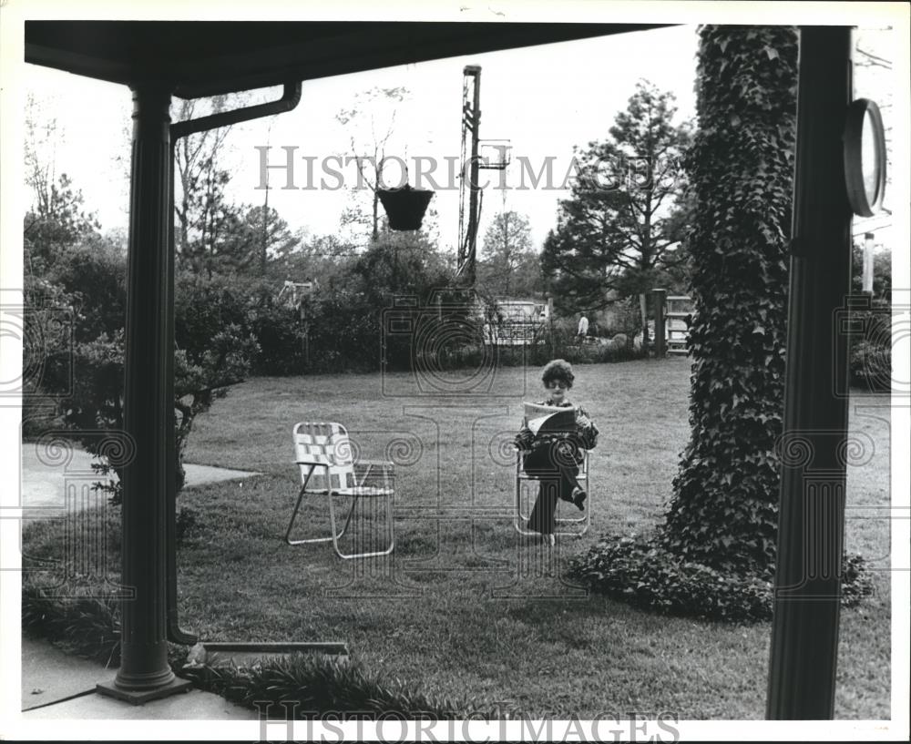 1979 Press Photo Mrs. Kesling in Backyard, Blount County, Alabama - abna22418 - Historic Images