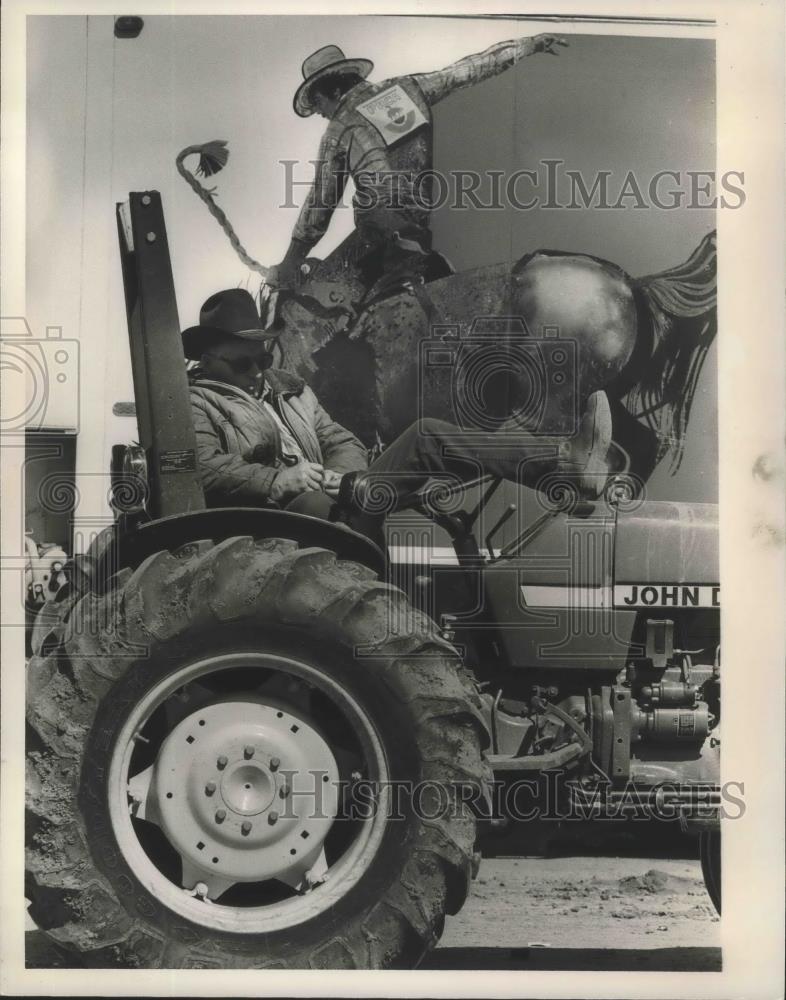 1987 Press Photo Rodeo Animal Keeper Herb Dalton Of Duncan, Oklahoma Takes Break - Historic Images