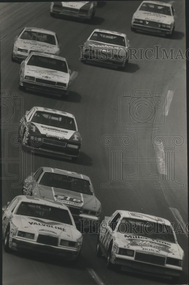 1984 Press Photo Hueytown, Alabama&#39;s Bobby Allison Leads 500-Mile Stock Car Race - Historic Images