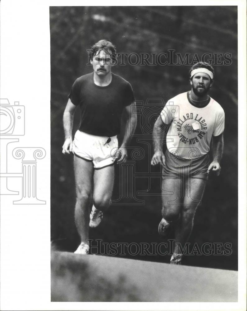 1979 Press Photo Serious Runners Come Up Over A Crest On Their Training Course - Historic Images