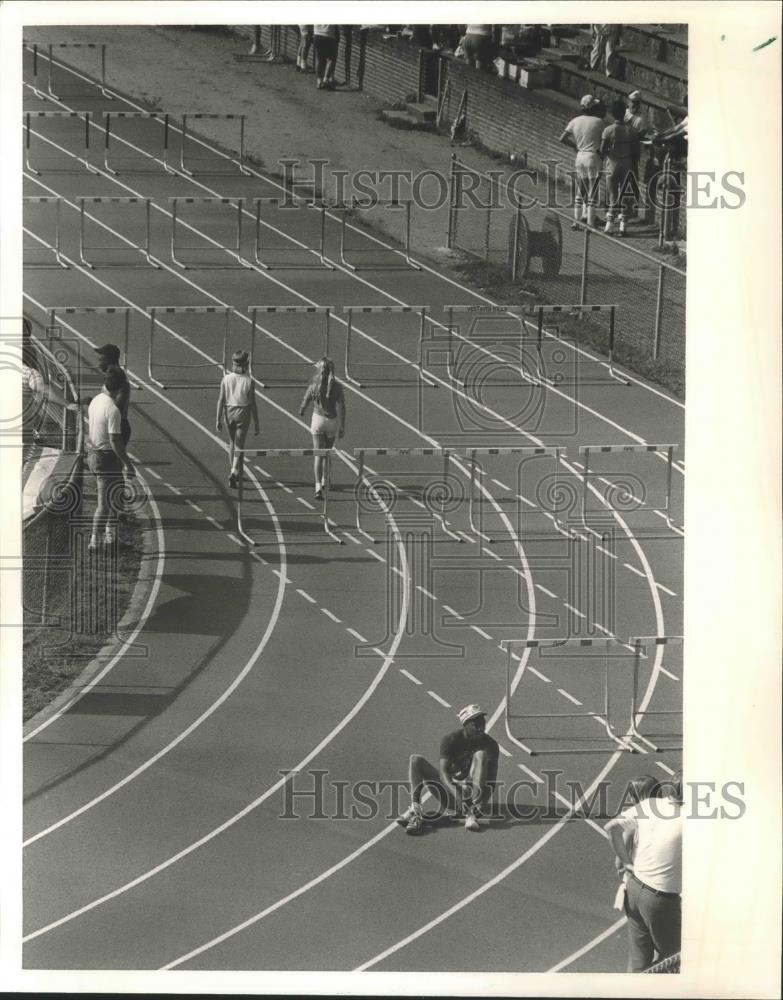 1995 Press Photo Competitors Check Out Track Prior To Samford Sports Festival - Historic Images