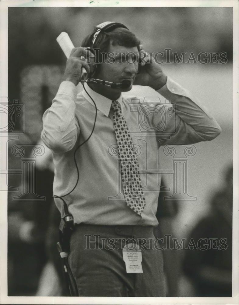 1986 Press Photo Alabama Head Football Coach Ray Perkins Positions Headsets - Historic Images