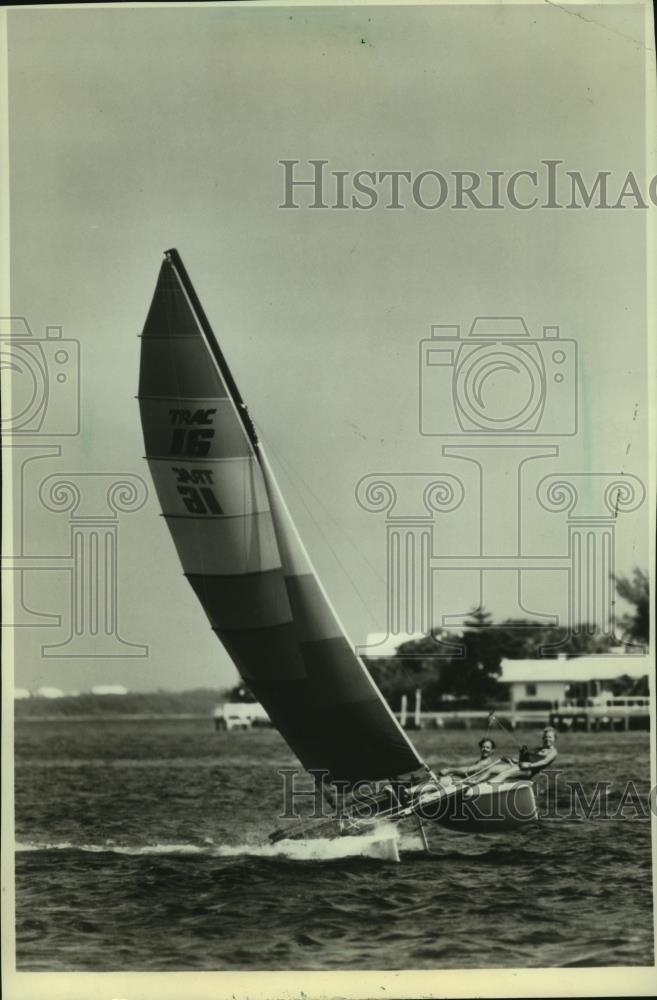 1984 Press Photo Catamaran caught wind on inland lake in northern Wisconsin - Historic Images