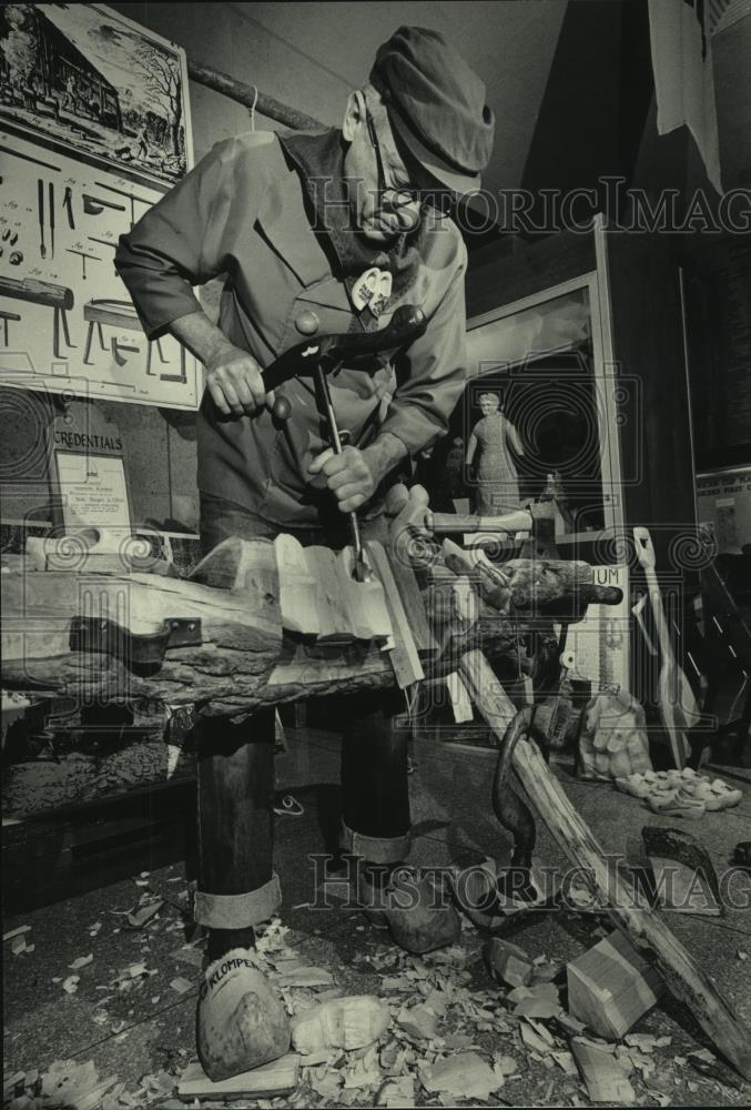 1983 Press Photo Bob Siegel Jr, carves wooden shoes at Milwaukee Public Museum - Historic Images