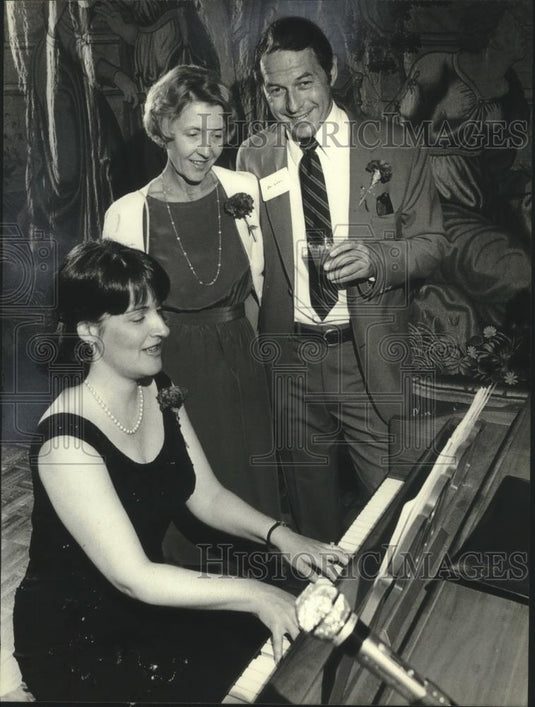 1982 Press Photo Jack Rothle and wife smiling as they listen to Janice Rose play - Historic Images