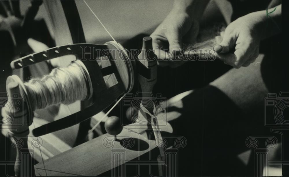 1984 Press Photo A closeup of wool being spun on large spool, Spinning Wheel - Historic Images