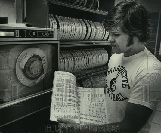 1976 Press Photo Greg Stack, in front of computer, looks at game printout - Historic Images
