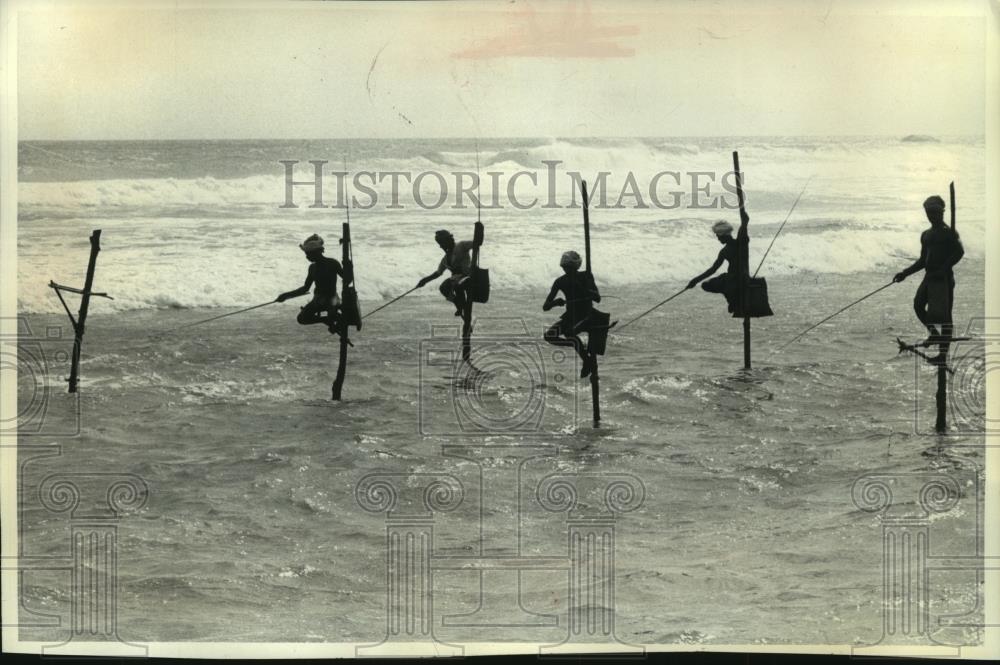 1976 Press Photo Fishermen on stilt bars in Indian Ocean Ahangama, Sri Lanka - Historic Images