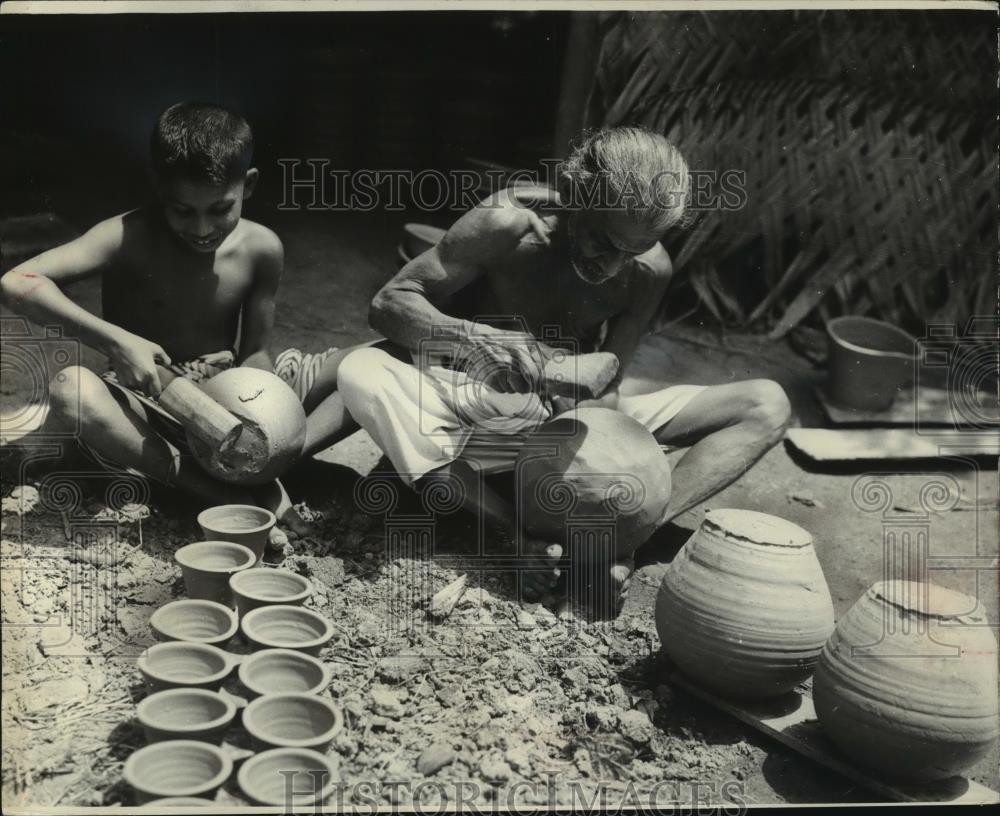 1995 Press Photo Ancient Craft of Pottery, Island of Ceylon, Sri Lanka People - Historic Images