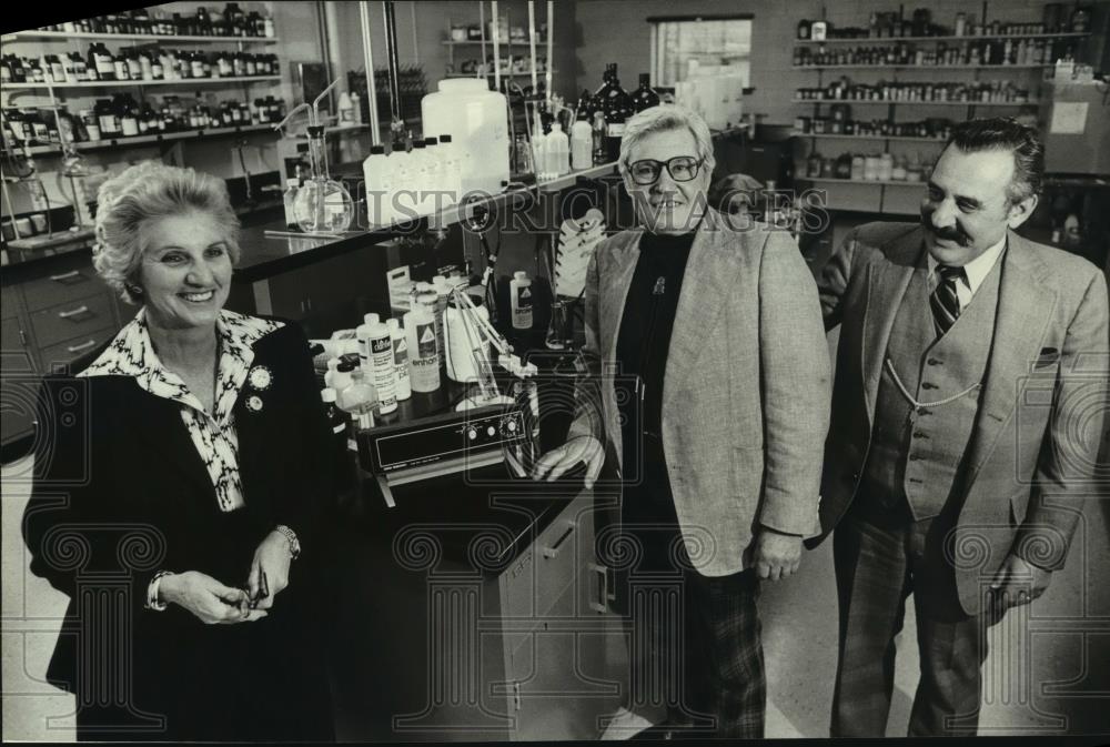 1979 Press Photo Executives in lab at Great Lakes Biochemical Co., Inc - Historic Images