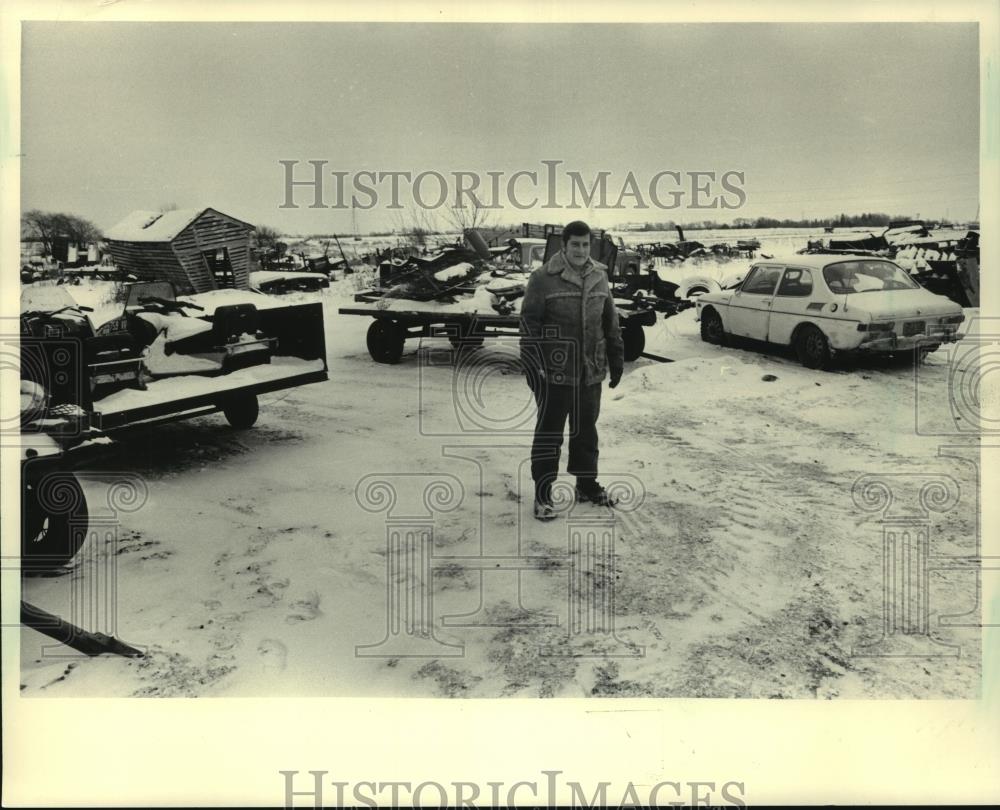 1984 Press Photo Glenn Staege on his property ordered to stop business Racine Co - Historic Images