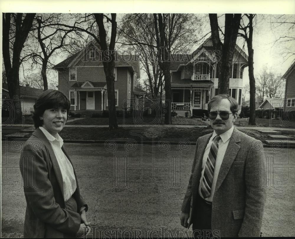 1982 Press Photo Dorothy Steele and Charles Causier on Laflin Avenue in Waukesha - Historic Images