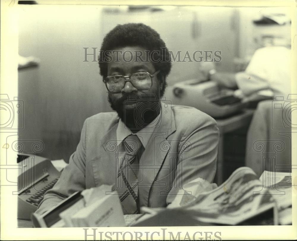 1981 Press Photo Greg Stanford, Journal reporter, sitting at his desk - Historic Images