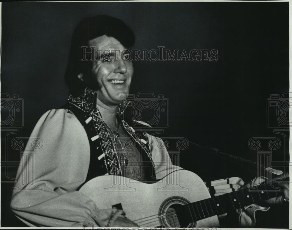 1977 Press Photo Johnny Spence, Elvis Presley imitator - mjb92417 - Historic Images