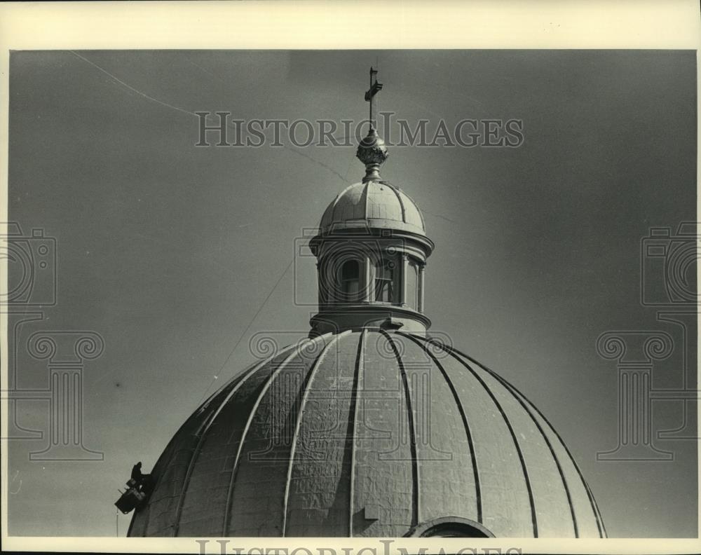 1984 Press Photo Workers on platform, repairs St. Josaphat Basilica dome - Historic Images